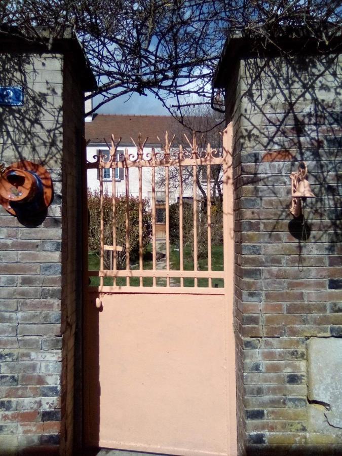 La Grille Fleurie, Chambres D'Hote Chez L'Habitant Arthonnay Екстериор снимка