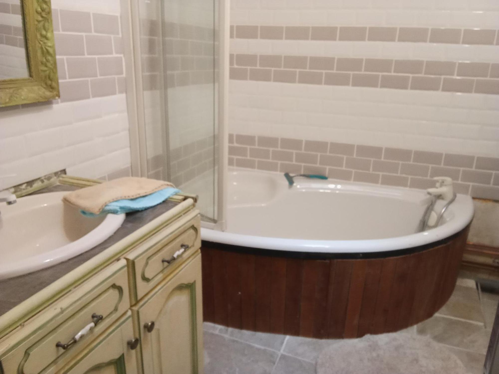 La Grille Fleurie, Chambres D'Hote Chez L'Habitant Arthonnay Екстериор снимка