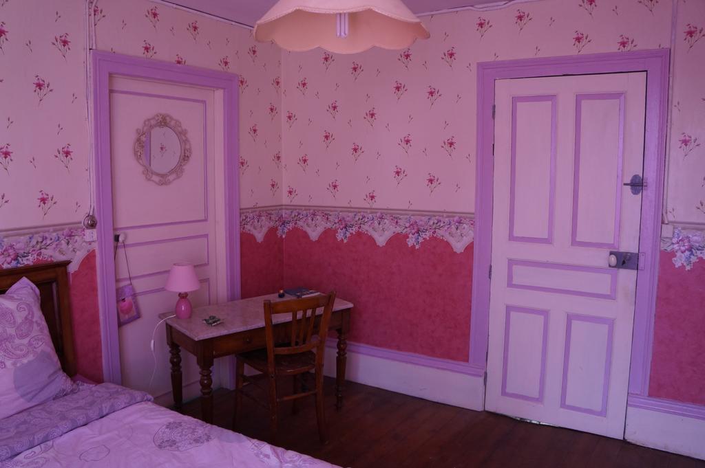 La Grille Fleurie, Chambres D'Hote Chez L'Habitant Arthonnay Екстериор снимка