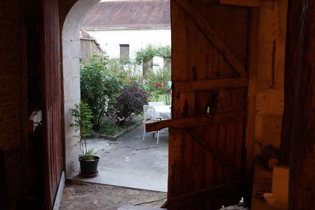La Grille Fleurie, Chambres D'Hote Chez L'Habitant Arthonnay Екстериор снимка